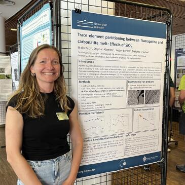 Malin Bach neben ihrem Poster bei der EMPG 2025