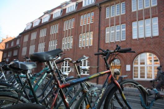 Viele Fahrräder stehen vor dem Fachbereichs-Gebäude Rosenstraße/Schlaunstraße