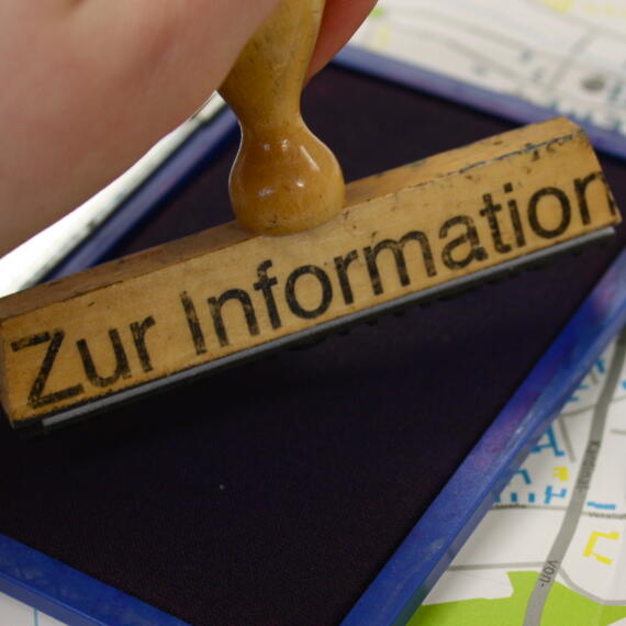 Stempel mit Schriftzug "Zur Information"