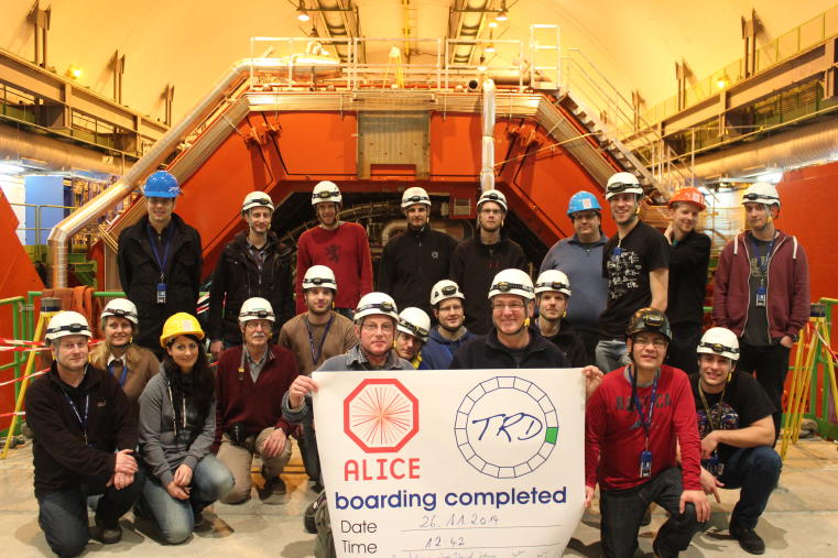 Foto des ALICE-TRD Teams am 26.11.2014 nach dem erfolreichen Einbau des TRDs in den Gesamtaufbau des Experiments.