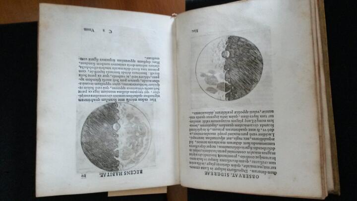 Das Buch „Sidereus Nuncius“ von Galileo mit wunderbaren Holzschnitten der Mondoberfläche, erschienen 1610.