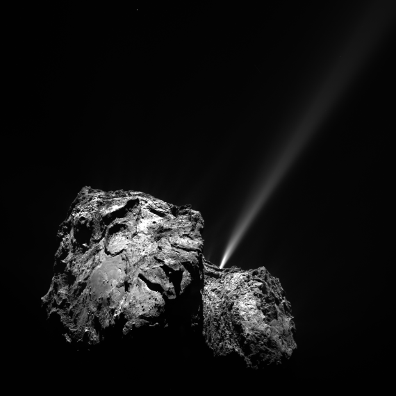 Zu sehen ist der hantelförmige Komet 67P/Churyumov-Gerasimenko bei einem spektakulären Auswurf von Gas und Staub, den wir als sogenannten Jet beobachten können. 