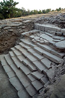 Abb-2-2010-freigelegter-auscchnitt-des-eingangs-zum-iupiter-dolichenus-heiligtum-auf-dem-dueluek-baba-tepesi