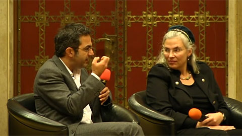 Zum Thema Religion im &ouml;ffentlichen Raum haben G&auml;ste und Wissenschaftler des Exzellenzclusters am 26. Oktober 2012 im Rathausfestsaal der Stadt M&uuml;nster in der Reihe "Dialoge zum Frieden" diskutiert. Das Online-Video zeigt die Podiumsdiskussion in voller L&auml;nge.
