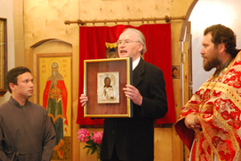 Prof. Dr. Arnold Angenendt gab eine Christus-Ikone an ihre russische Ursprungsgemeinde in einem Gottesdienst zurück.
