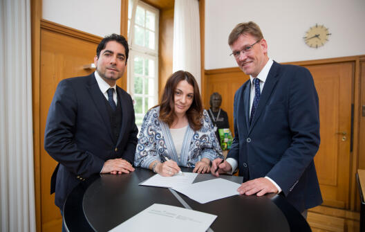 Rektor Prof. Dr. Johannes Wessels (r.), Lejla Bednorz und Prof. Dr. Mouhanad Khorchide bei der Unterzeichnung des Vertrags. 
