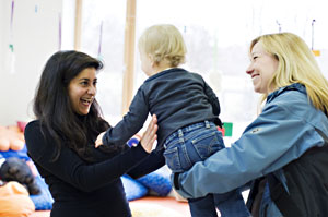 Kindübergabe in der Kita Chamäleon des Studentenwerks Münster