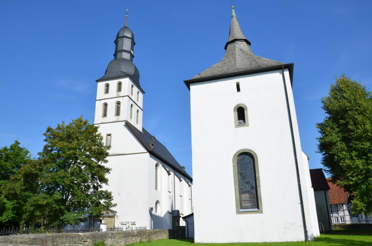 ev. Kirche zu Welver, links kath. St. Bernhard
