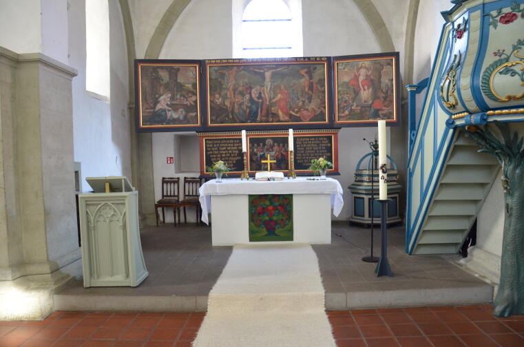 Altar, Taufstein und Kanzel in der ev. Kirche zu Welver