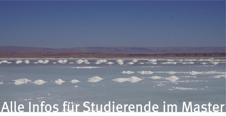 Der Schriftzug "Alle Infos für Studierende im Master" auf dem Bild eines Salzsees mit kleinen Salzhäufschen in Nordchile.