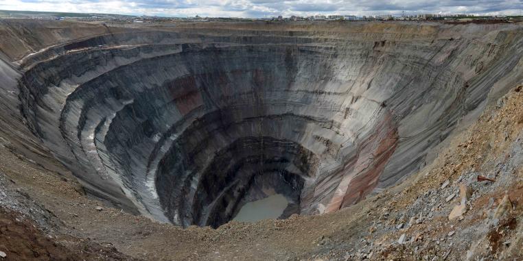 Ein bergbaulisch geförderter Kimberlitschlot (Diamantenmine), Sibirien.
