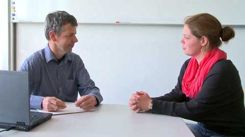 F&uuml;r Absolventen der Politikwissenschaft gibt es zwar nur wenige exklusive Stellenangebote. Die meisten von ihnen finden jedoch kurz nach dem Studium einen anspruchsvollen Job. Studierende aus dem Filmkurs haben einige von Ihnen &uuml;ber ihre Erfahrungen im Beruf befragt.  