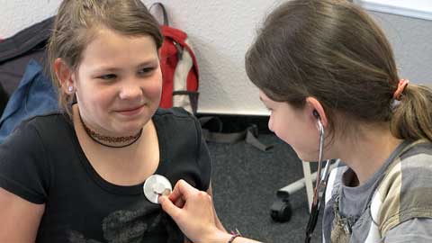 Wie funktioniert das Herz und was passiert, wenn es krank wird? Das haben Kinder zusammen mit Wissenschaftlern des Sonderforschungsbereichs 656 genau untersucht. In einem Herzforscher-Workshop haben sie spannende Experimente gemacht und Modelle gebaut.

