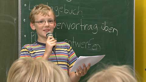 Ziel des Forder-F&ouml;rder-Projekts ist es, Sch&uuml;lerinnen und Sch&uuml;ler mit besonderen Begabungen entsprechend ihrer Interessen individuell zu f&ouml;rdern. Bei ihrer Expertenarbeit werden sie von Lehramtsstudierenden der Universit&auml;t M&uuml;nster unterst&uuml;tzt.
