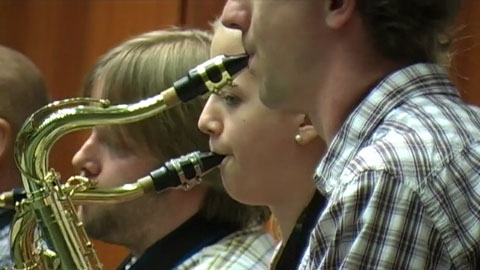 &Uuml;ber 2.000 Erstis konnte die WWU bei der Erstsemesterbegr&uuml;&szlig;ung zum WS2011/12 willkommen hei&szlig;en. Insgesamt haben es 5.630 Studienanf&auml;nger an die WWU geschafft - von knapp 52.000 Bewerbern. Die Begr&uuml;&szlig;ungsfeier war bunt und kurzweilig.