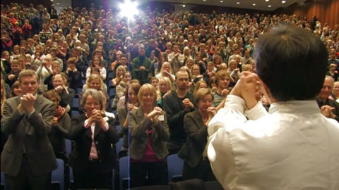 Rekordandrang bei der gro&szlig;en Erstsemesterbeg&uuml;&szlig;ung im Wintersemester 2010/2011: Rund 1600 Erstis kamen in den H1 - um zu kl&ouml;nen, Kontakte zu kn&uuml;pfen und viel &uuml;ber das Uni-Leben zu erfahren. Zur Entspannung gab es dann auch Tai Chi f&uuml;r alle... 