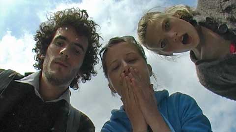 Die Darstellung kultureller Unterschiede war das Thema von acht franz&ouml;sischen Austauschstudierenden, die den Film w&auml;hrend einer Lehrveranstaltung am ZIV Servicepunkt Film erstellt haben. Sie konzipierten nicht nur das Drehbuch, sondern beteiligten sich aktiv sowohl vor als auch hinter der Kamera.   