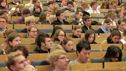 Ein Studium ist der erste Schritt, um im Beruf eine F&uuml;hrungsposition einnehmen zu k&ouml;nnen. Stimmt das? Eine gute F&uuml;hrungskraft braucht mehr als die universit&auml;re Bildung. Daher sollten Studierende sich fr&uuml;hzeitig mit dem Thema besch&auml;ftigen.
