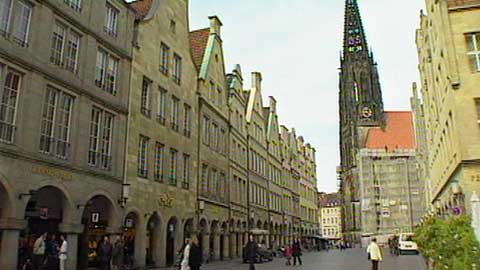 M&uuml;nster, die katholische Metropole Westfalens mit seiner gr&uuml;nen Lunge. Trotz 201 Regentagen im Jahr gilt M&uuml;nster als das Mekka der Fahrradfahrer. Mit ca. 280000 Einwohnern kommt die Stadt auf 1,6 Fahrr&auml;der pro Kopf. 