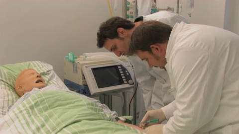 Im Studienhospital trifft Theorie auf Praxis. Dort behandeln Medizinstudenten erstmals Patienten und schnuppern echte "Krankenhausluft". Campusreporter Stephan Musholt versucht sich auch als "Gott in wei&szlig;" - und &uuml;berl&auml;sst das Feld dann doch lieber wieder den Profis.   