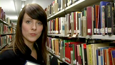 In der Universit&auml;ts- und Landesbibliothek gibt es rund und 2,9 Millionen Werke. Doch wie findet man in dieser Menge &uuml;berhaupt das richtige Exemplar?  WWU-Studentin Julia Trulley nimmt den Zuschauer mit auf eine Reise durch die ULB.