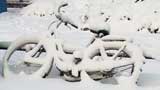Ein schneebedecktes Fahrrad