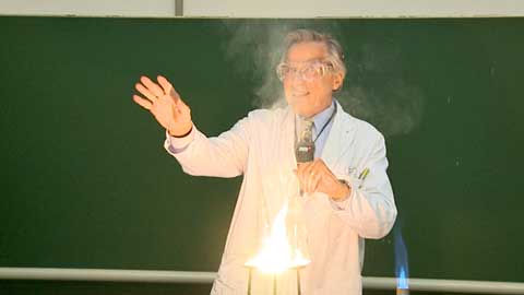 Wie in jedem Jahr begeistert die Experimentalvorlesung im gro&szlig;en H&ouml;rsaal der Chemie an der Uni M&uuml;nster die Besucher des Hochschultags. Was im Umgang mit Chemikalien im Alltag alles schief laufen kann, erkl&auml;ren Prof. Barke und Dr. D&ouml;rfler aus dem Institut f&uuml;r Didaktik der Chemie. 