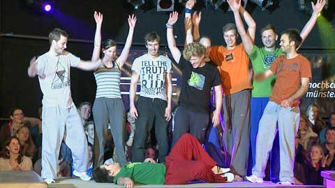 Einen umfassenden Einblick in das facettenreiche Spektrum des Hochschulsports bietet jedes Jahr die Hochschulsportschau. Der Abend bietet eine Mischung aus klassischen und modernen Programm-H&ouml;hepunkten. Darunter viele Tanz-, Turn- und Kampfsportdarbietungen...
