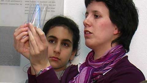 betreut an der Universit&auml;t M&uuml;nster das Experimentierlabor "MExLab Physik". Sie hat sich in vielf&auml;ltiger Weise um die F&ouml;rderung von Frauen in der Physik verdient gemacht - unter anderem mit der Physikerinnentagung 2008, dem BMBF-Projekt "Light up your life" und dem "ZDI Sch&uuml;lerlabor MExLab".