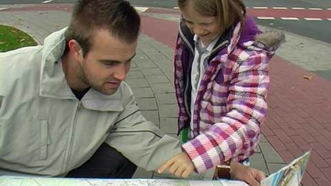 Wissenschaftler am Institut f&uuml;r Geoinformatik der Universit&auml;t M&uuml;nster erforschen, wie computergest&uuml;tzte Systeme Kindern bei der Entwicklung von r&auml;umlichem Denken helfen k&ouml;nnen. Daf&uuml;r programmierten sie Module, mit deren Hilfe Grundsch&uuml;ler auf spielerische Weise die Orientierung anhand von Karten erlernen. 