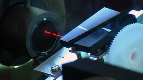 Neutrinos sind nicht gleich Neutrinos. Diese Erkenntnis veranschaulicht das Experiment mit Hilfe einer Analogie: Unterschiedlich polarisiertes Licht symbolisiert dabei unterschiedliche Zust&auml;nde, die Neutrinos einnehmen k&ouml;nnen, wenn Sie l&auml;ngere Wegstrecken im Weltall zur&uuml;cklegen.
