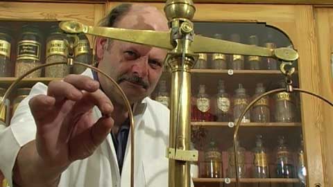 Im Institut f&uuml;r Pharmazeutische Biologie und Phytochemie der WWU M&uuml;nster extrahieren Forscher Zuckerderivate aus Pflanzen, die auf der Zellebene erstaunliches bewirken k&ouml;nnen. So greifen die Glycocalyx-Strukturen in die Kommunikation der Zellen ein und verbessern dort die Abwehr gegen Krankheitserreger. 