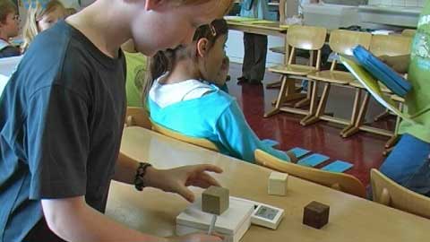 Prof. Kornelia M&ouml;ller entwickelte zusammen mit den Mitarbeitern und Studierenden ihres Instituts ein handlungsorientiertes Lehr-Lernkonzept f&uuml;r den Einsatz in Grundschulen. In Kooperation mit der Deutschen Telekom Stiftung und dem Spectra-Lehrmittel-Verlag GmbH wurde eine verkaufsf&auml;hige Version der Klassenkisten realisiert. 