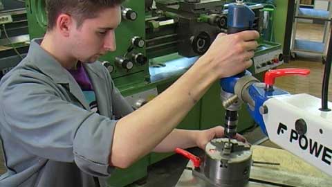 Neben Studium und Forschung bietet die Universit&auml;t M&uuml;nster 21 verschiedene Ausbildungsberufe. Vom IT-System-Elektroniker bis hin zum Pr&auml;parator &ndash; die WWU ist bekannt als qualifizierter Arbeitgeber und Ausbildungsbetrieb. Die Reihe Azubi@wwu stellt einige dieser Berufe vor.

