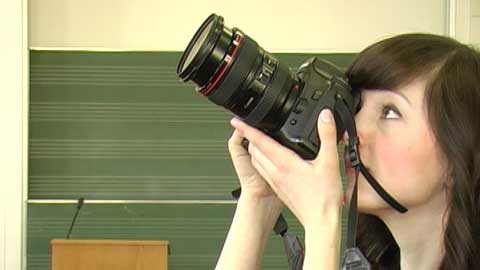 Die freie Fotografin Julia Holtk&ouml;tter hat 2010 den Wettbewerb zur Unifotografin gewonnen. Um die Universit&auml;t M&uuml;nster in Bildern zu portraitieren, recherchiert sie nach alten Fotos - und kehrt an die Orte zur&uuml;ck, die schon in vergangenen Zeiten eine besondere Bedeutung hatten.    