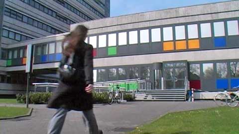 E-Mail, Druckdienste, WLAN-Hotspots - das ZIV der Uni M&uuml;nster hilft Studierenden als Dienstleister in der Informationsverarbeitung. Der Film gibt einen &Uuml;berblick &uuml;ber das Angebot f&uuml;r Uni-Angeh&ouml;rige und zeigt u.a., wie eine sichere VPN-Verbindung in das Uni-Netz von zuhause aus funktioniert.