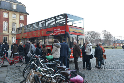 Die Regionalgruppe Münster bei der Busrundfahrt "Die WWU im Wandel"