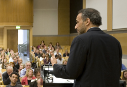 Exzellenzcluster Wissenschaftler Holkoetter 250