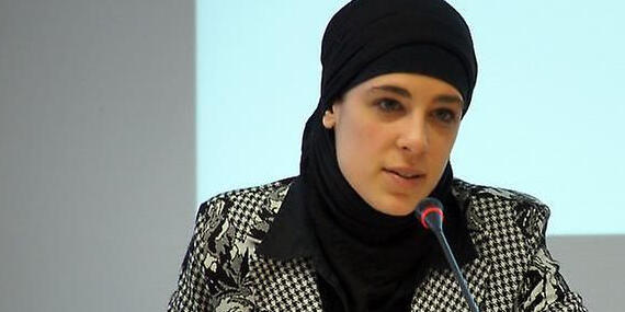 Dr. Dina El Omari sitzend
