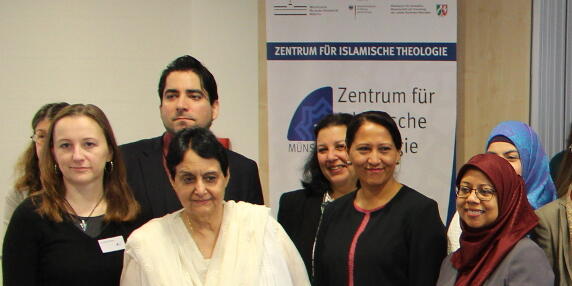 Die Teilnehmerinnen und Teilnehmer der Tagung vor einem Aufsteller des Zentrums für Islamische Theologie