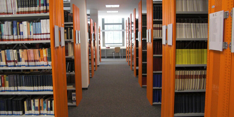 Blick in die Bibliothek im PharmaCampus