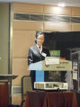 Dr. Jie Li von der WWU stellt beim Wissenschaftsempfang der "China-NRW University Alliance" das MEET-Batterieforschungsprojekt vor.