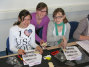 Im MEx Lab Physik bauen die Schlerinnen Leonie und Friederike unter Anleitung von Annika Kruse (M) ihre Robo-Biene. Foto upm - Sauer