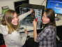 Wie ein PC zusammengebaut wird erlernten diese beiden Schlerinnen sehr schnell in der Universtts- und Landesbibliothek. Foto upm - Sauer