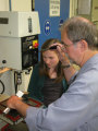 Maschinenkunde ist wichtig, erfhrt die 13-jhrige Lilly Hoerster von Herbert Heemann, stellvertretender Leiter der Feinmechanikwerkstatt Physik. Foto upm - Sauer