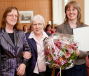 Dr. Martina Br (r.) erhielt den Maria Kassel-Preis 2010/11 aus den Hnden von Prof. Dr. Marie-Theres Wacker (l.) und Preisstifterin Prof. Maria Kassel.