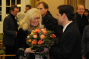 Dekan Prof. Michael Keller berreicht der Ehefrau von Gtz Alsmann einen Blumenstrau.
