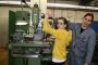 Die 13-jhrige Benita Diekmann bohrte in der Feinmechanischen Werkstatt des Fachbereichs Physik mit einer Maschine Lcher in einen Titanring.