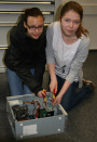 Jessica Steffen (l.) und Johanna Brink bauten im Fach Informatik einen Computerrechner auseinander, um eine neue Grafikkarte und Festplatte einzubauen.