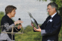 Rektorin Prof. Dr. Ursula Nelles �berreichte eine Flasche "Mammutsekt" an den Leiter der Regionalgruppe Rhein-Main, Dr. Hanswilhelm Bach